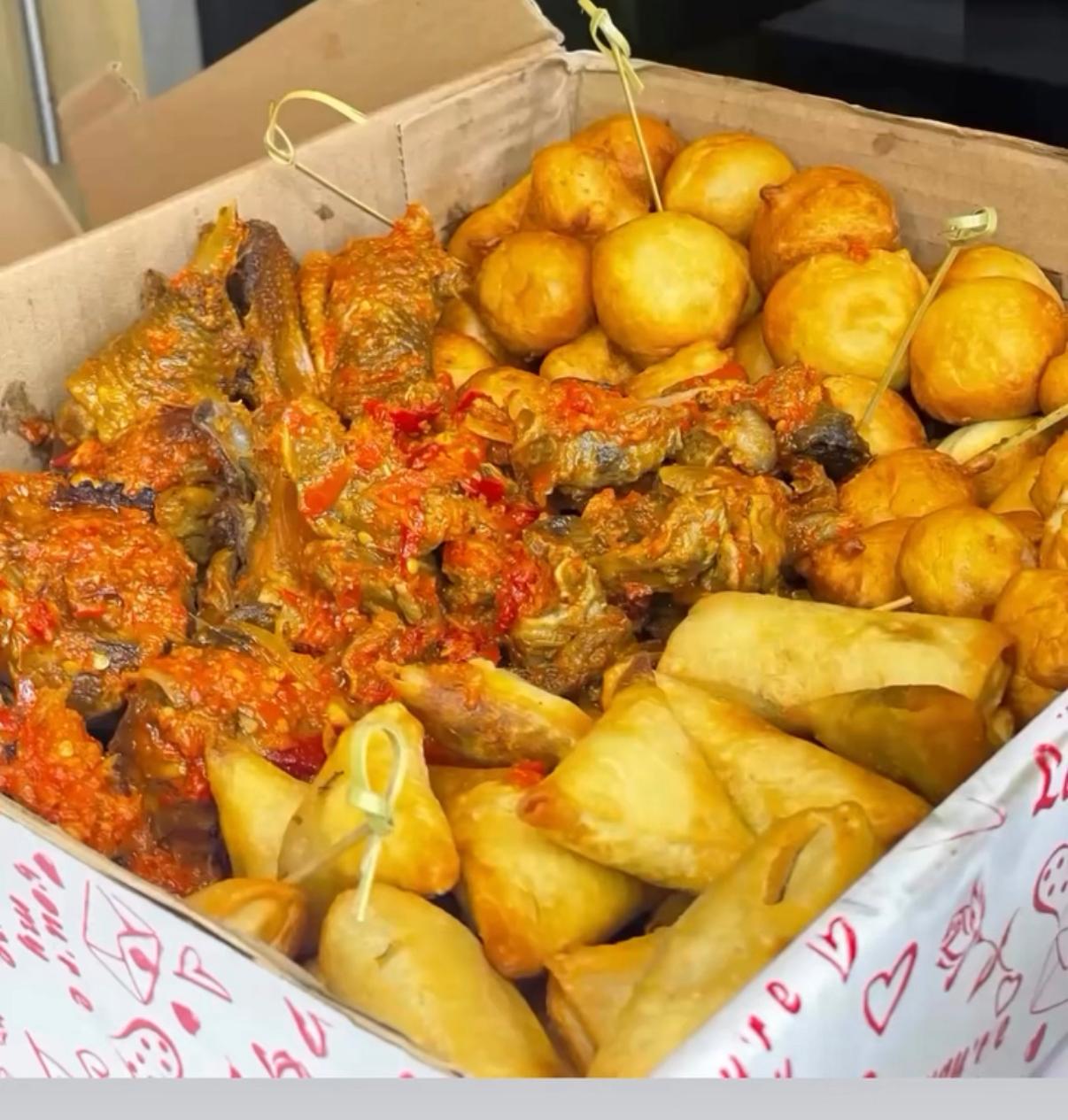Savoury & Indulgence Food Box